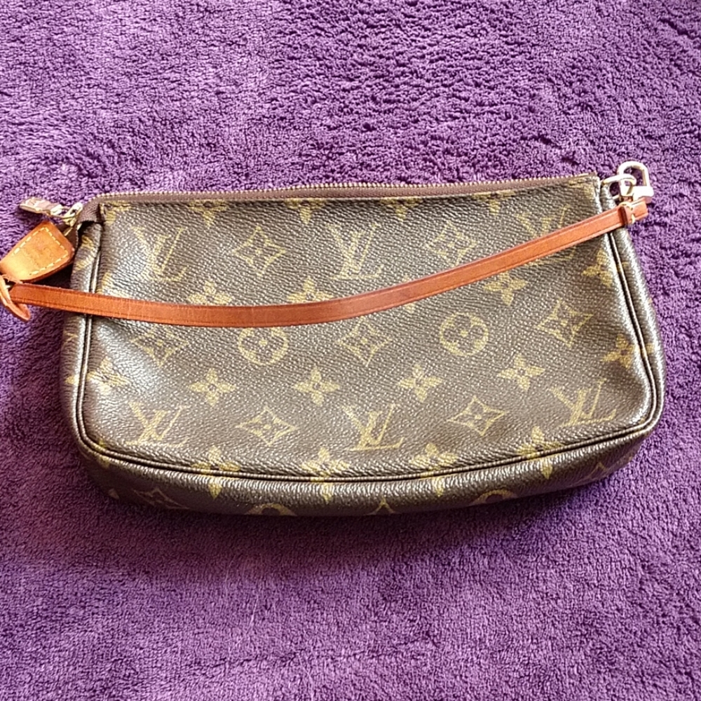 Louis Vuitton monogram pochette